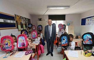 Yenimahalle Belediyesinden çocuklara çanta hediyesi