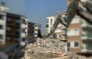 Yerinde dönüşüme tepki gösteren kadın, enkazın...