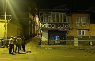 Yıkılma tehlikesi geçiren ev mahalleliyi ayağa...