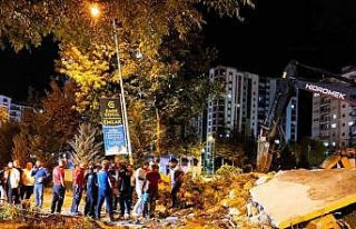 Yıkım sırasında duvarın caddeye devrildiği anlar...