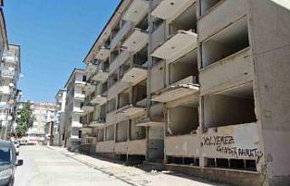 Yıkımı yapılmayan ve çevresinde önlem alınmayan...