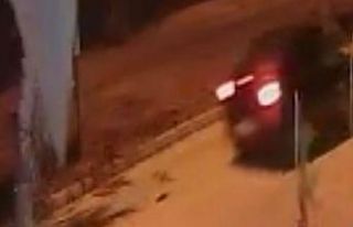 Yola fırlayan kedi arabanın altında kaldı, o anlar...