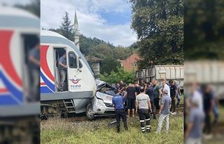 Yolcu treni hemzemin geçitte araçla çarpıştı:...