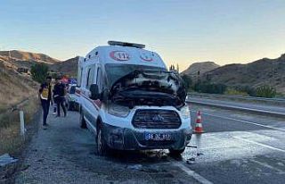 Yozgat’ta seyir halindeki ambulans alev aldı