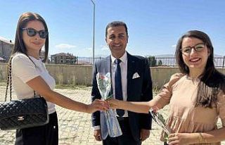 Yüksekova’ya atanan öğretmenler güllerle karşılandı