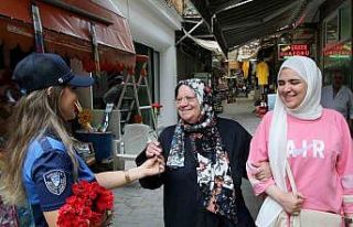 Zabıta Haftası’nda vatandaşa ve esnafa karanfil