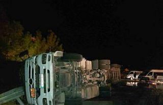 Zift dolu tanker devrildi, yol ulaşıma kapandı