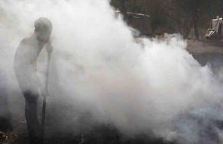 Zor şartlar altında mangal kömürü üretiyorlar:...