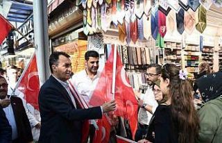Başkan Dündar’dan çarşı esnafına Türk Bayrağı