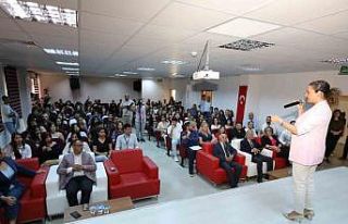 Başkan Filiz Ceritoğlu Sengel üniversiteli öğrencilere...