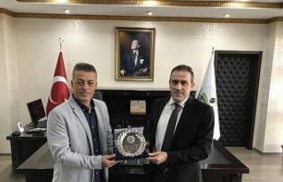 Burhaniye’de Kaymakam emekli komutana plaket verdi