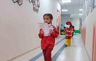 Çukurovalı miniklerden muhteşem cumhuriyet defilesi