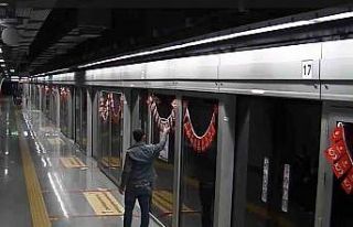 Gaziosmanpaşa’da metroya asılan Türk bayraklarını...