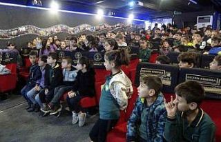 Gezen Sinema tırı Tatvanlı öğrencilerin yüzünü...