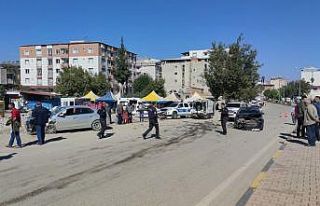 İki otomobil kavşakta çarpıştı, 1 sürücü...