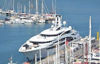 Kazak milyarderin mega yatı Fethiye’ye geldi
