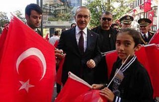 Kocaeli Valisi sokak sokak gezerek vatandaşlara Türk...