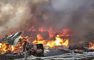 Köyde çıkan yangın şiddetini arttırdı: 15 ev...