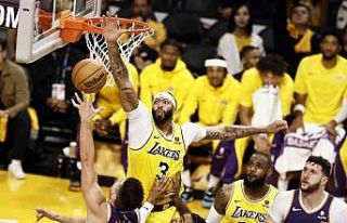 Lakers, Suns’ı yenerek ilk galibiyetini aldı