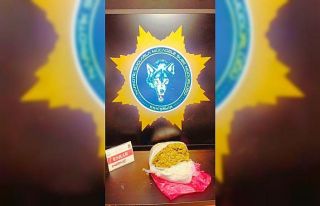 Polis ekipleri bir şüphelinin aracında uyuşturucu...