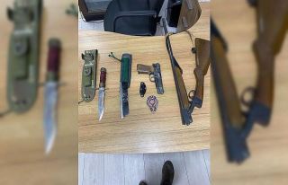 Üzerlerinden silah ve tüfek çıkan 3 şüpheliye...