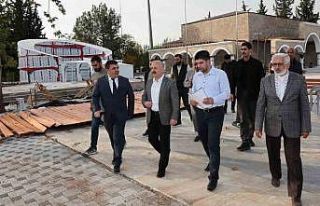 Vali Varol, Adıyaman Şehitliğinde incelemelerde...