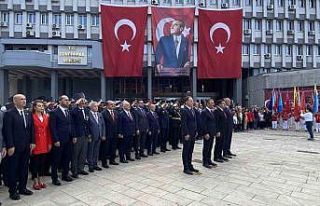 Valilik önünde coşkulu tören