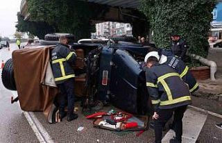 Viyadük ayağına çarpan cip devrildi