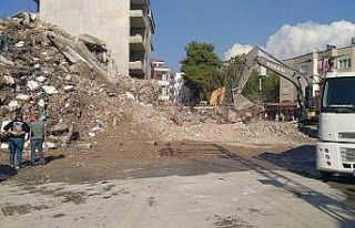 Ağır hasarlı bina iş makineleriyle yıkıldı