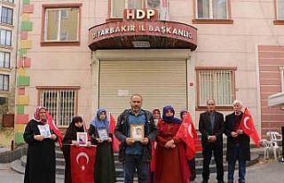 Baba ile anne kaçırılan çocukları için HDP önünde...