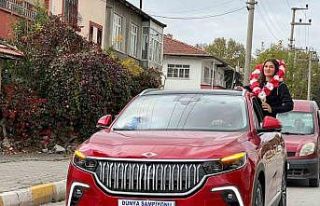 Dünya şampiyonu memleketinde coşkuyla karşılandı