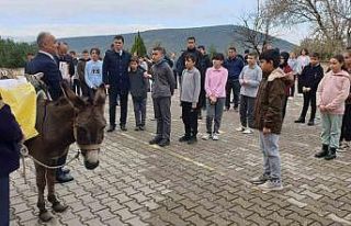 ’Eşekli Dostoyevski’ Bursa Orhaneli’de çocuklarla...