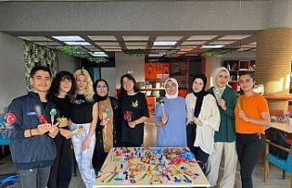 Gönüllü öğrenciler, minik kardeşleri için kolları...