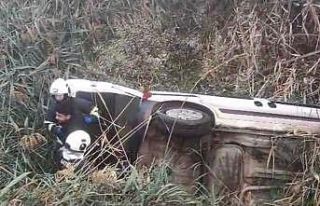 Hafif ticari araç dereye yuvarlandı, sürücüyü...