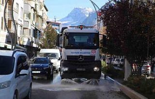 Hakkari’de yağmur sonrası cadde temizliği