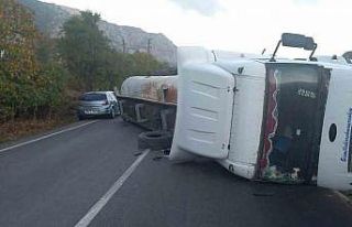 Isparta’da asfalt malzemesi yüklü tır devrildi