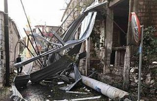 Karpuzlu’da etkili olan fırtına çatıları uçurdu