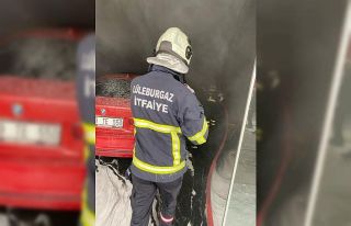 Oto galeride yangın: Mahsur kalan köpek kurtarıldı