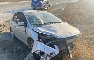 Otomobil menfeze savruldu, sürücü yaralandı