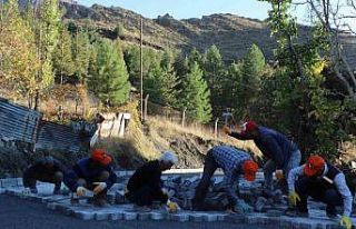Sümbül Mahallesi’nde kilit taşı çalışmaları...