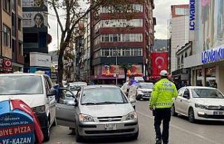 Trafik ekipleri cadde üzerindeki parklara geçit...