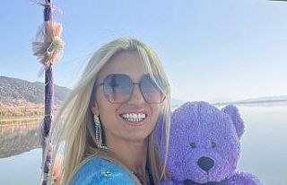 Tuğba Özay nilüferleriyle ünü Işıklı Gölüne...