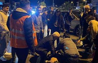 Vatandaşların otomobilin çarptığı yayayı hayatta...