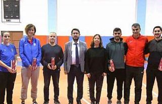 Yunusemre Belediyespor’dan antrenörlere Öğretmenler...