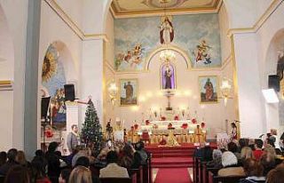170 yıllık kilisede Noel ayini