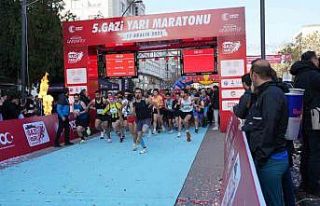 5. Gazi Yarı Maratonu bin 300 sporcunun katılımıyla...