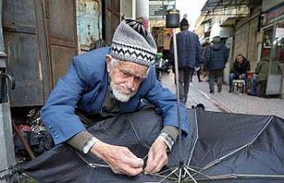94 yaşındaki şemsiye tamircisinin başında kuyruk...