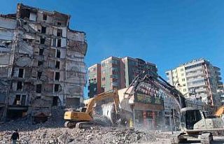 Ağır hasarlı 9 katlı bina, yıkım çalışması...