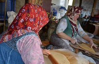 Antalyalı kadınların erişte kesme ve dibek taşında...