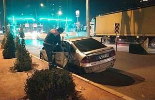 Aydınlatma direğine çarpan otomobilin sürücüsü...